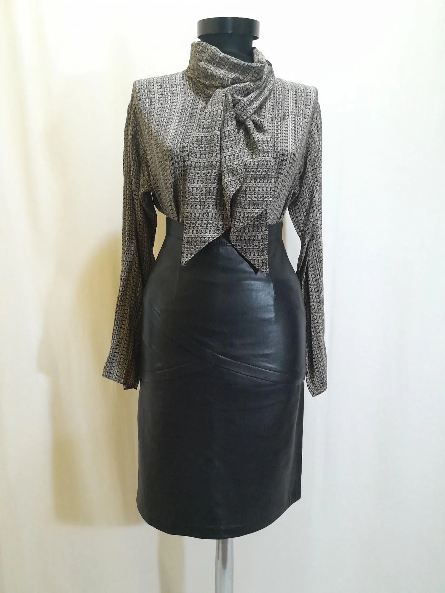 Second Hand Skirt S/M (EU 36/38) Black, seller photo 1 | The Leather Pencil, Relover